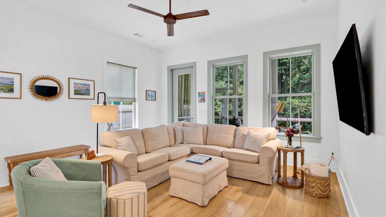 Photo of Livingroom in Northwest Quadrant