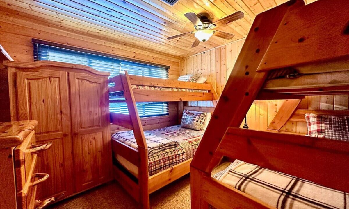 Photo of Bedroom in Mammoth Creek