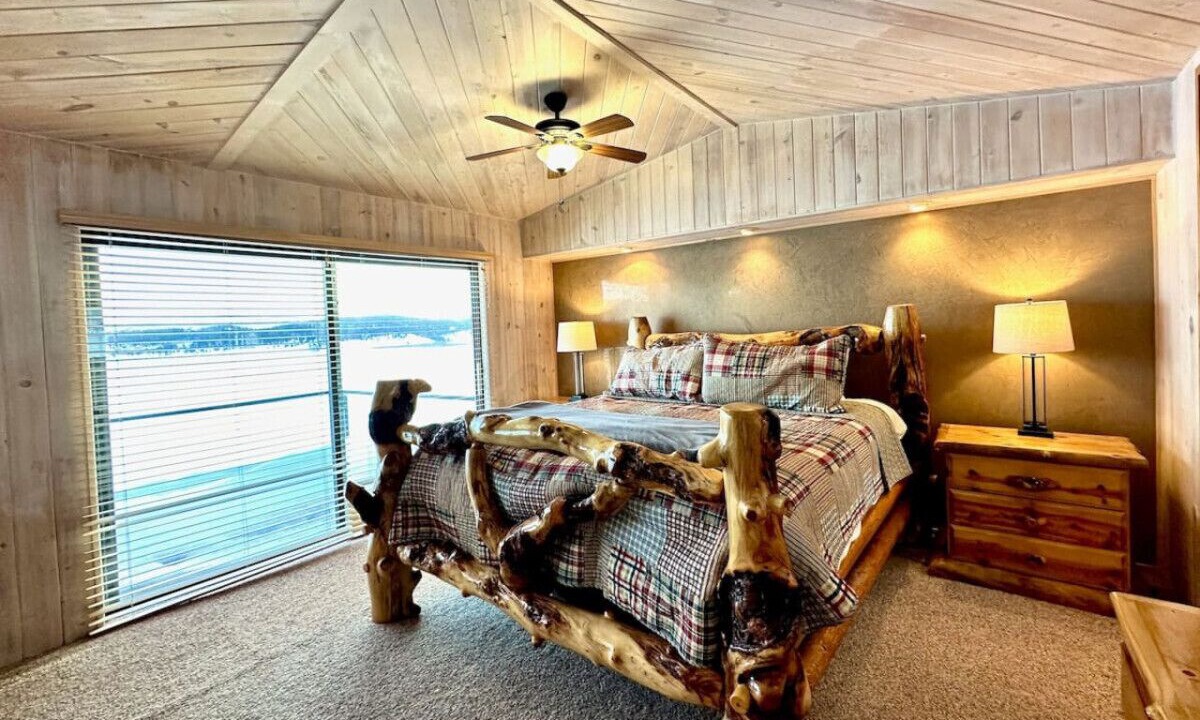 Photo of Bedroom in Mammoth Creek
