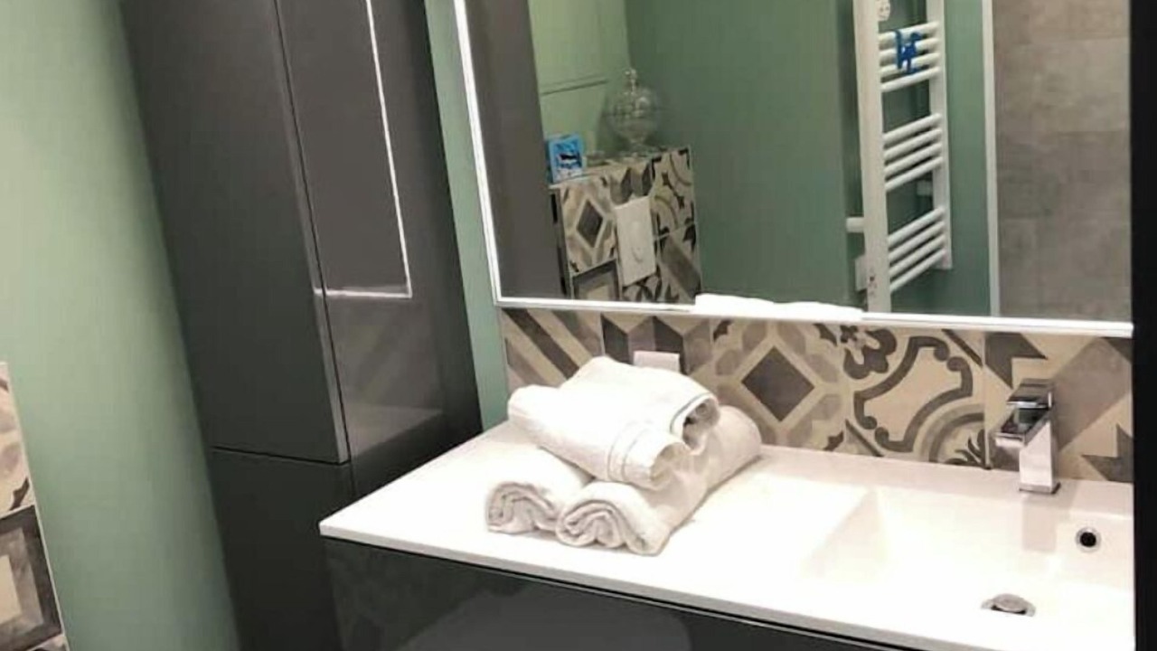 Photo of Bathroom in Poincare - Foch - Anatole France - Croix de Bourgogne