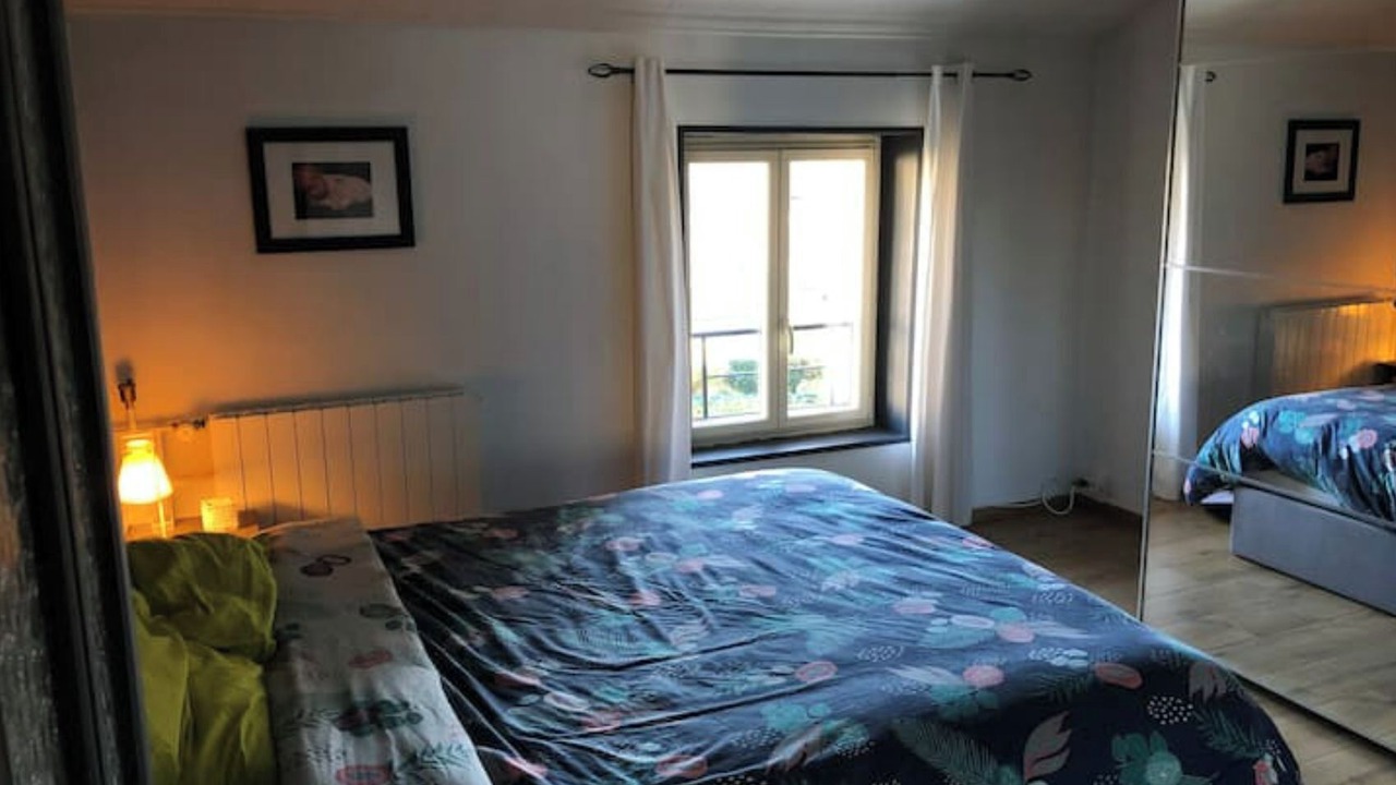 Photo of Bedroom in Poincare - Foch - Anatole France - Croix de Bourgogne
