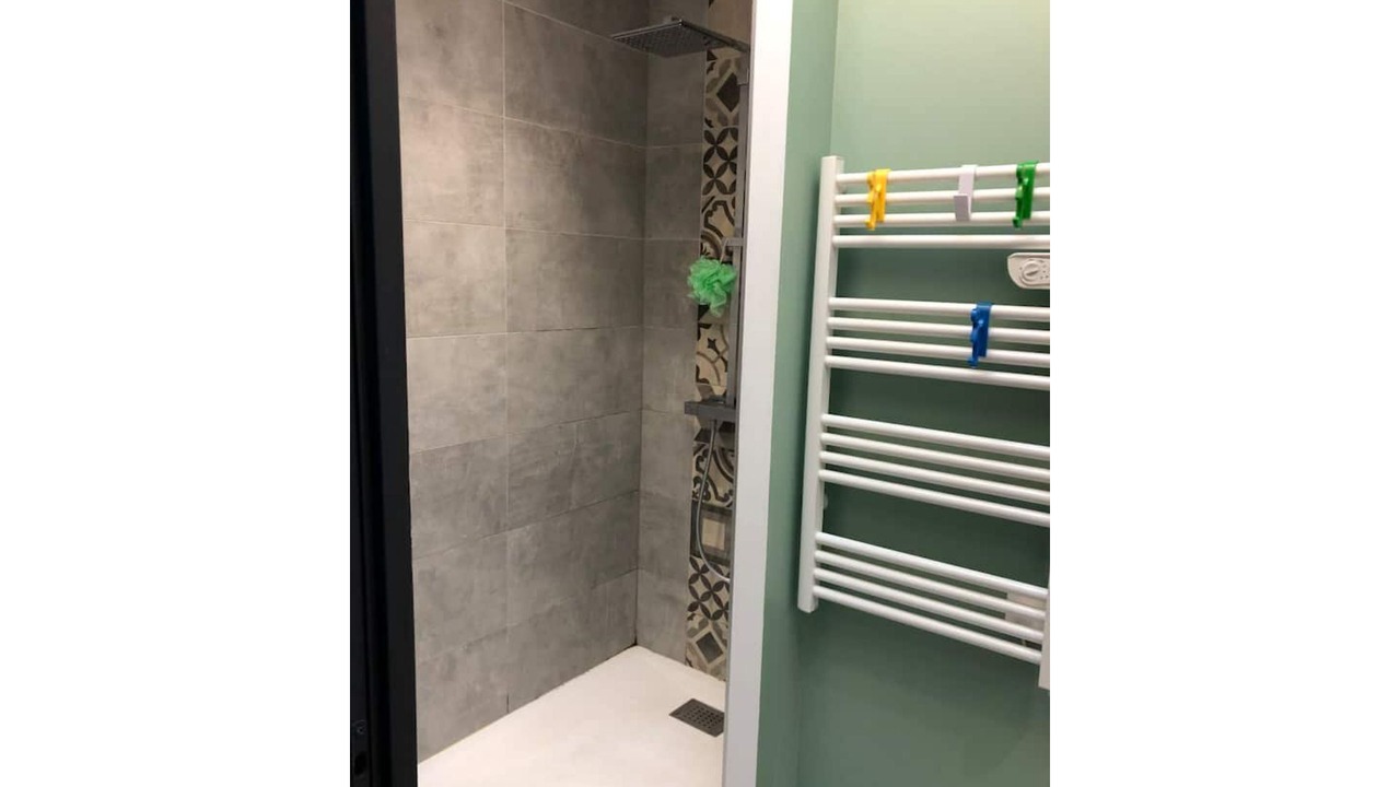 Photo of Bathroom in Poincare - Foch - Anatole France - Croix de Bourgogne
