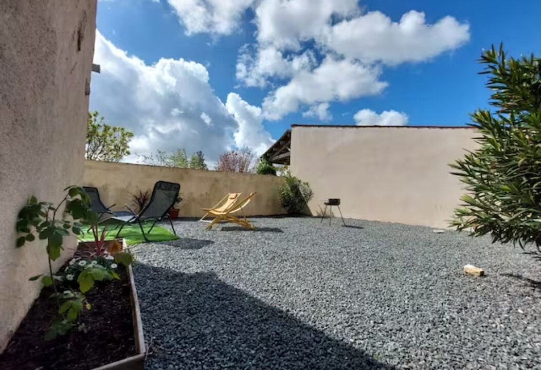 Photo of Patio Balcony in Doix-les-Fontaines