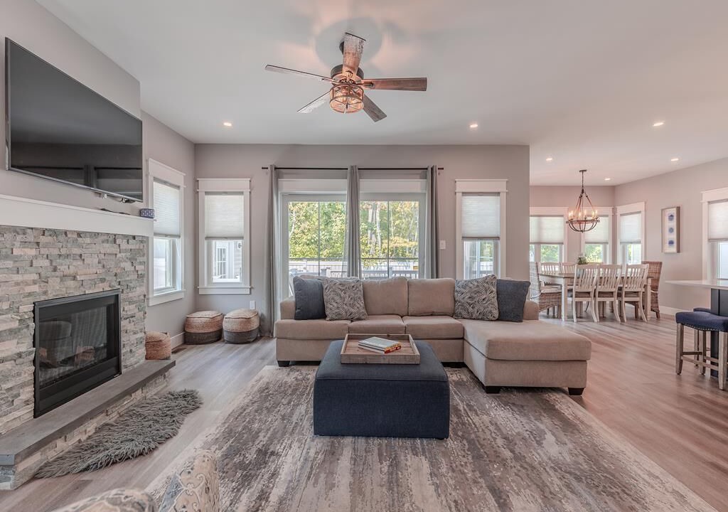 Photo of Livingroom in Town Bank