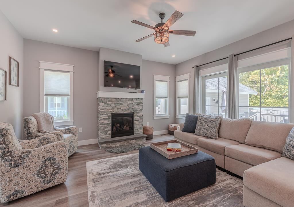 Photo of Livingroom in Town Bank