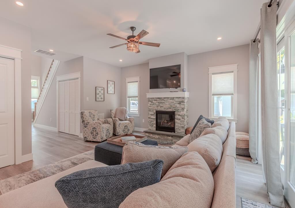 Photo of Livingroom in Town Bank