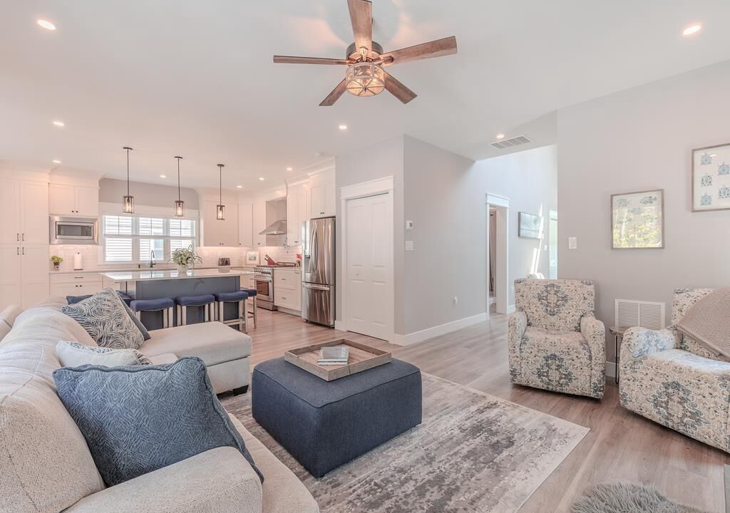 Photo of Livingroom in Town Bank