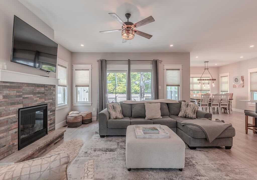 Photo of Livingroom in Town Bank