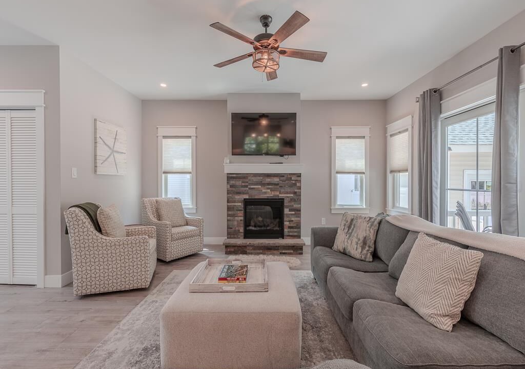 Photo of Livingroom in Town Bank