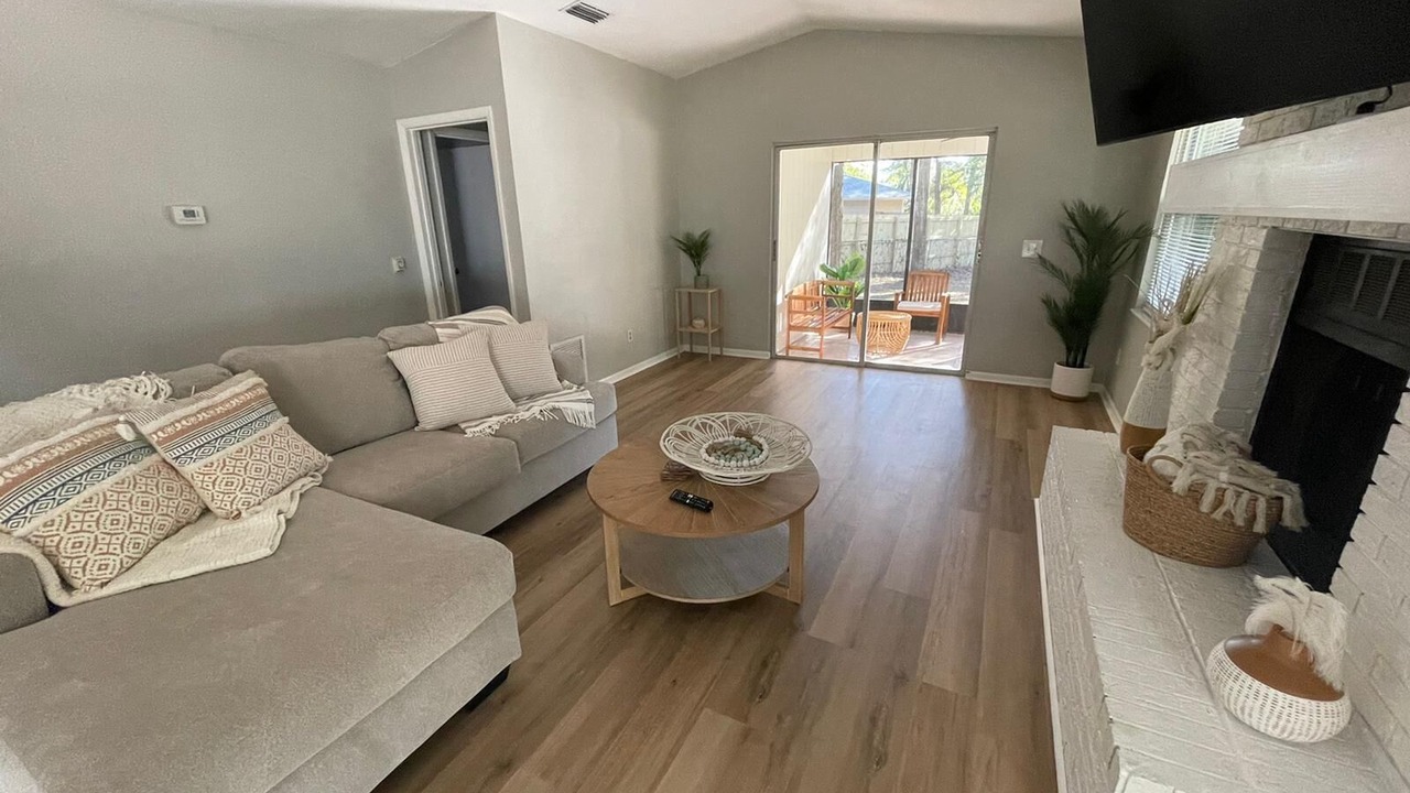 Photo of Livingroom in Haile Plantation