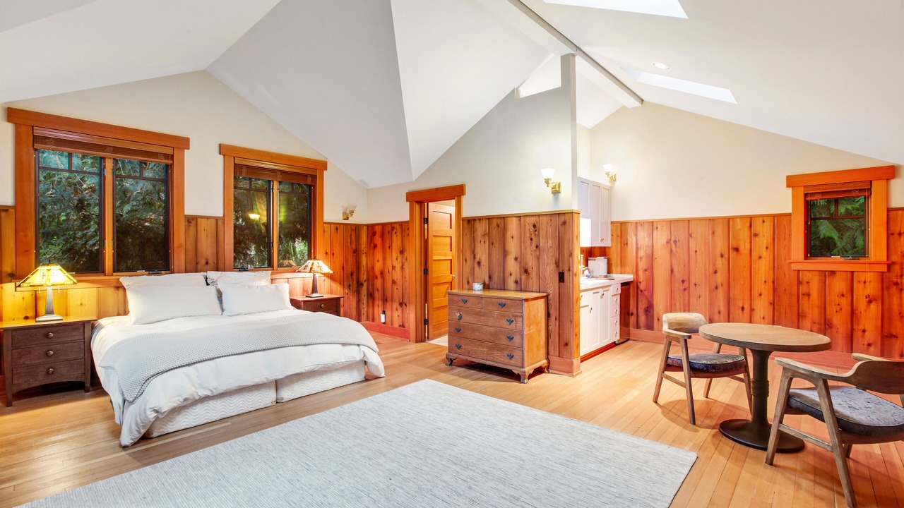 Photo of Bedroom in Rollingbay