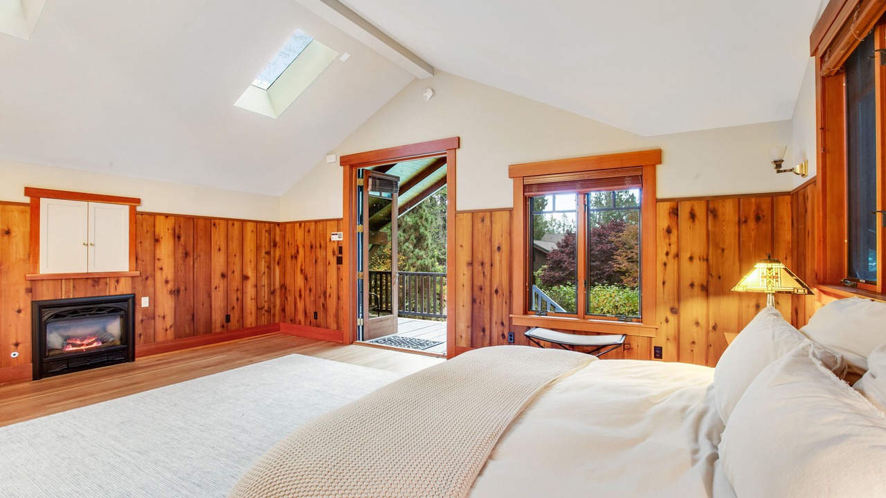 Photo of Bedroom in Rollingbay