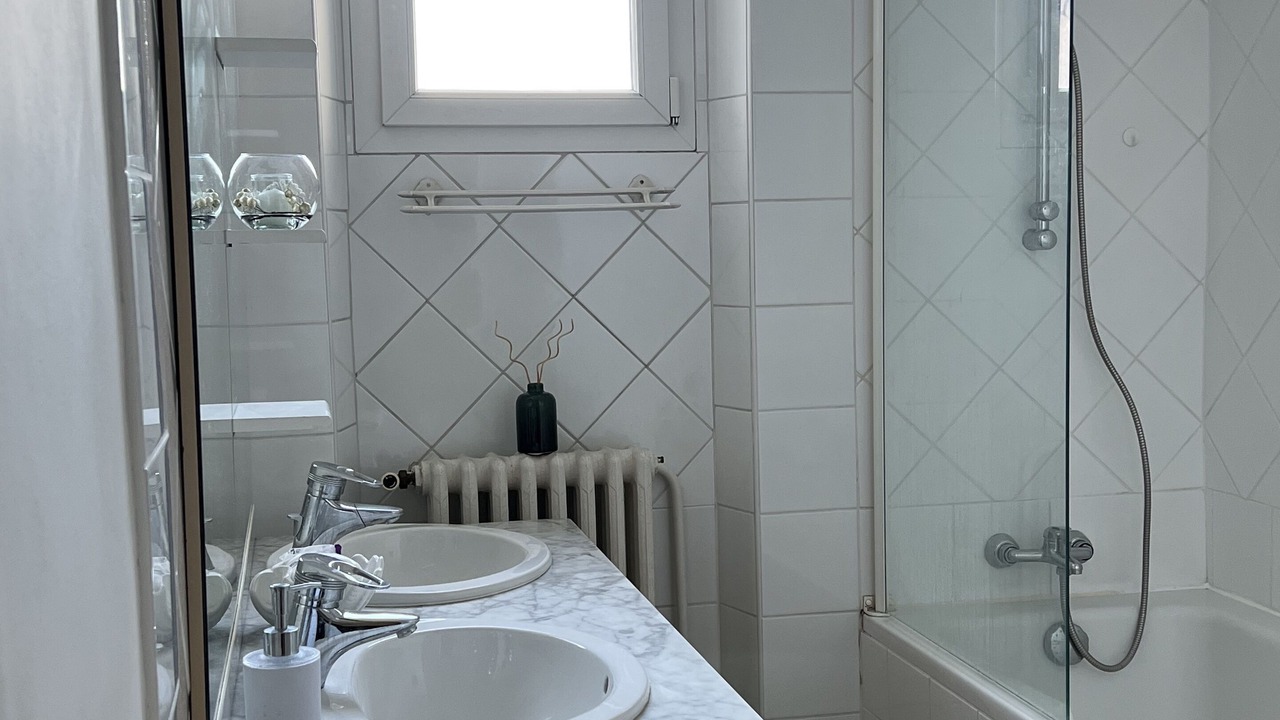 Photo of Bathroom in Saint-Martin-de-Valgalgues