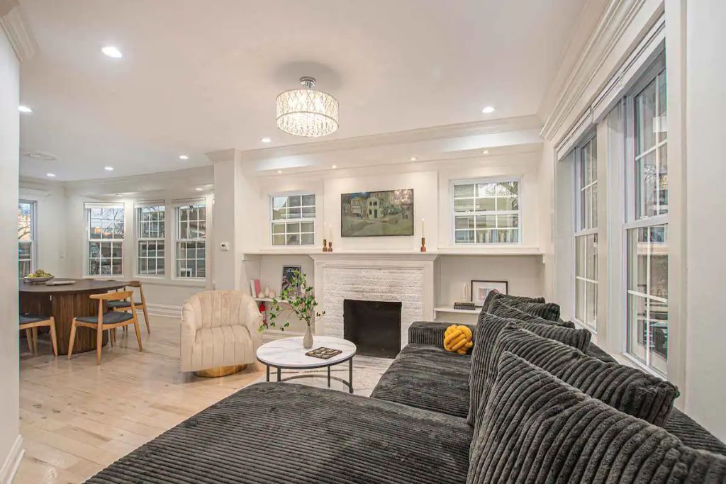 Photo of Livingroom in West Plaza