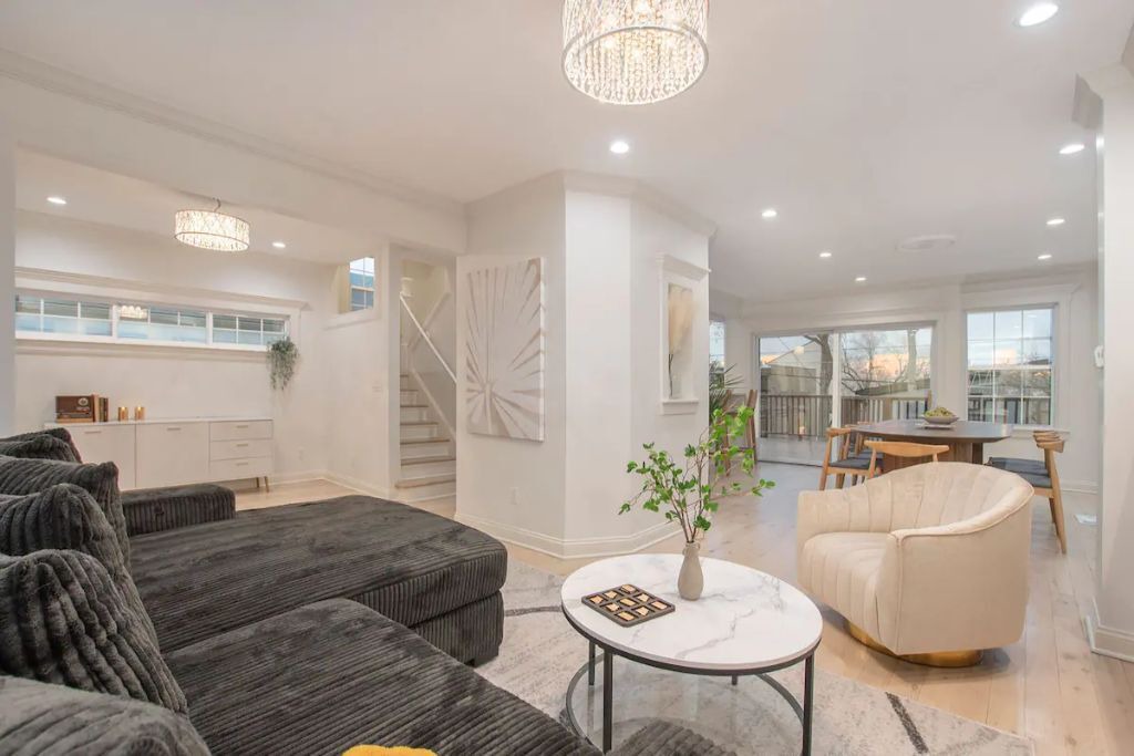 Photo of Livingroom in West Plaza