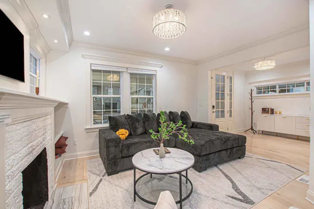 Photo of Livingroom in West Plaza