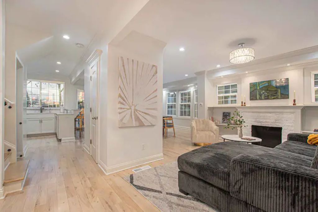 Photo of Livingroom in West Plaza
