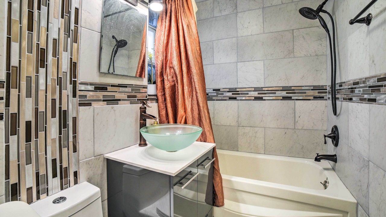 Photo of Bathroom in East Garfield Park