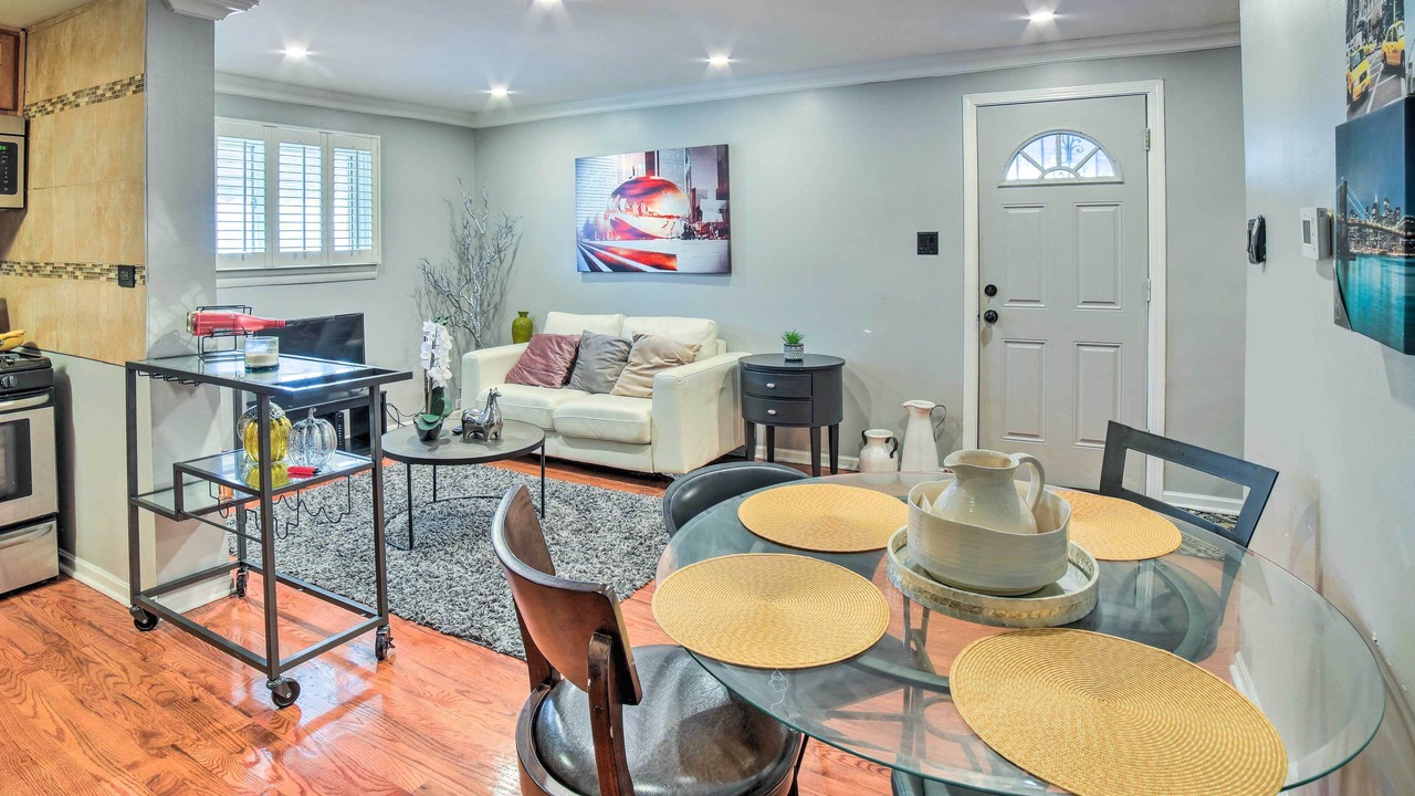 Photo of Livingroom in East Garfield Park