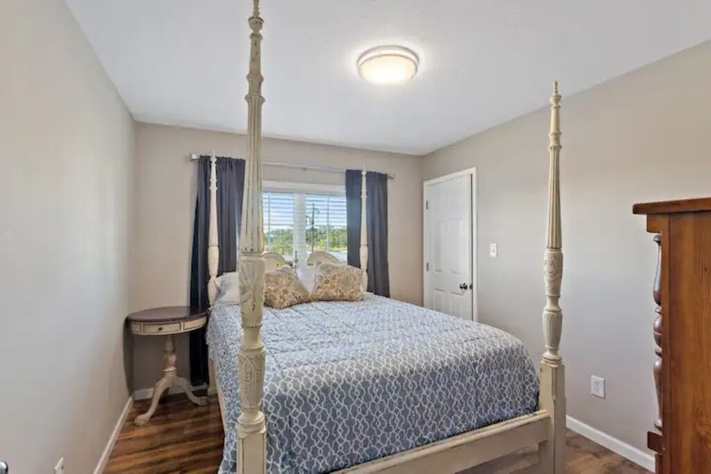 Photo of Bedroom in Sulphur