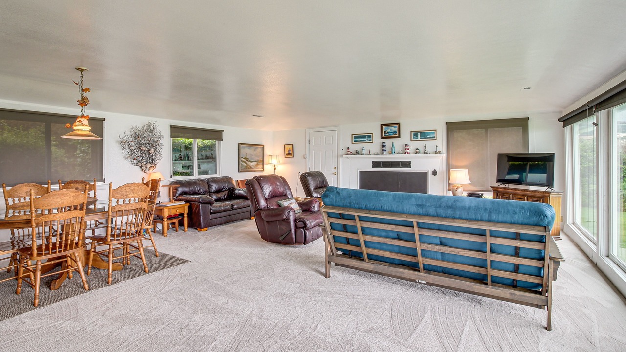 Photo of Livingroom in Coos Bay