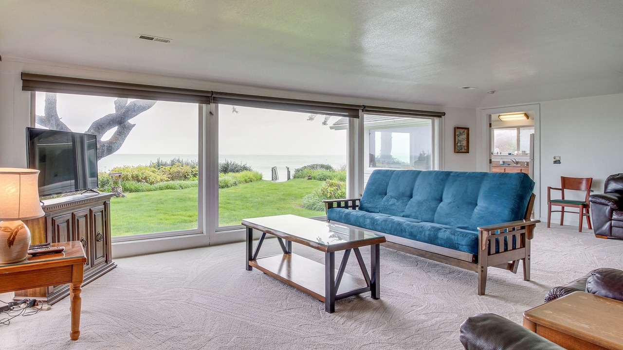 Photo of Livingroom in Coos Bay