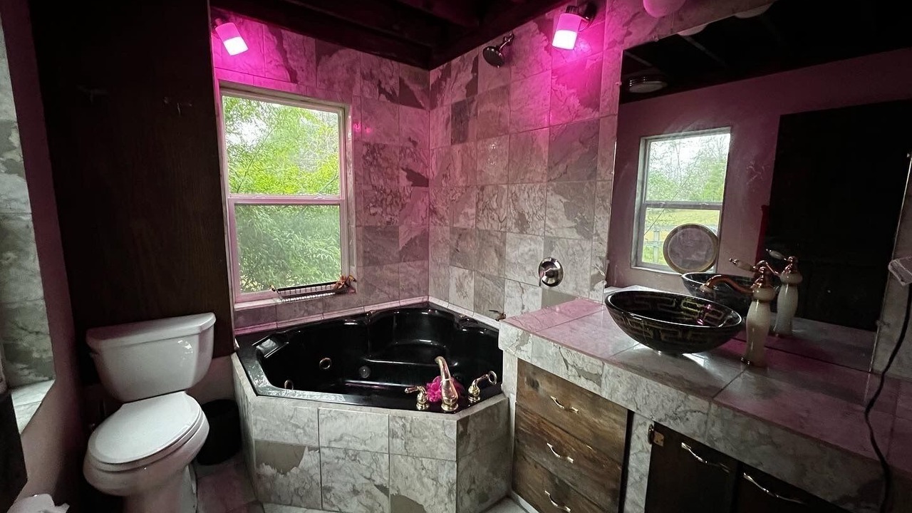 Photo of Bathroom in Boyd Tavern