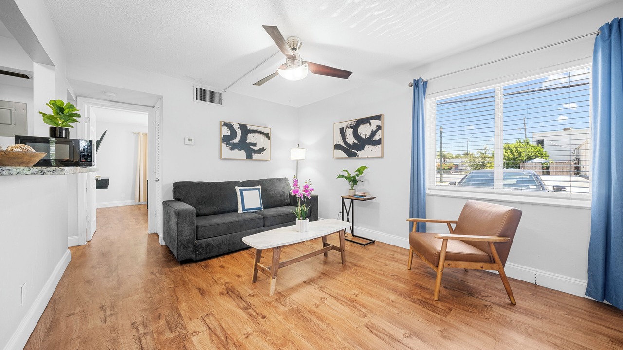 Photo of Livingroom in Central Oakland Park
