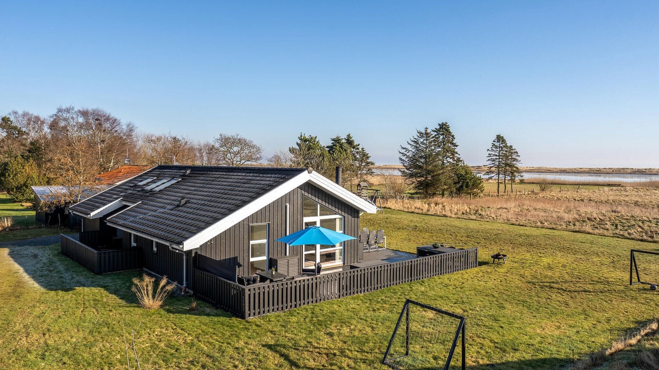 Photo of Others in Hou