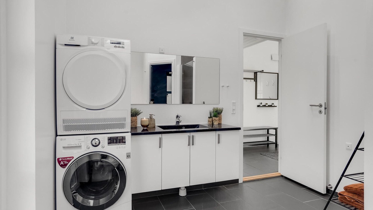 Photo of Others in Hou