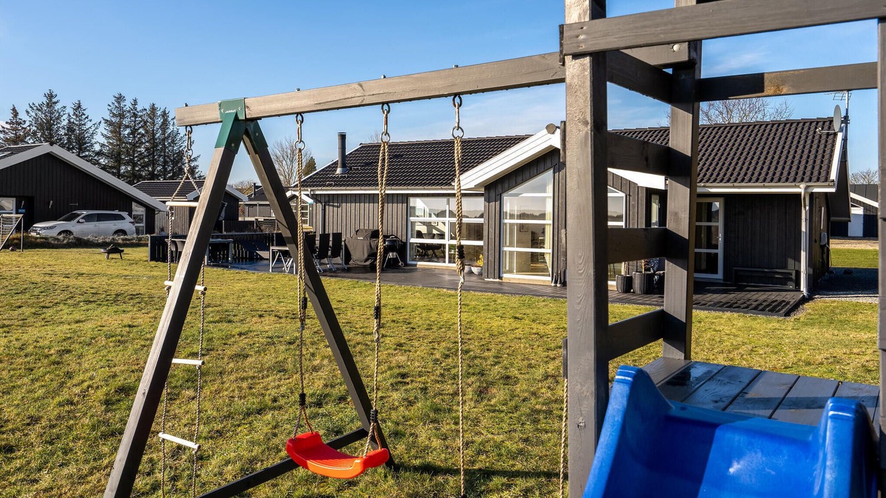 Photo of Others in Hou