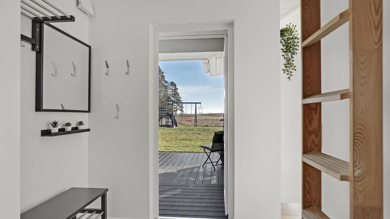 Photo of Others in Hou