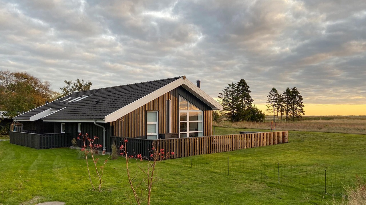 Photo of Others in Hou