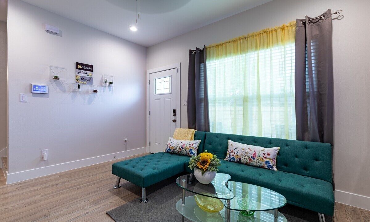 Photo of Livingroom in Montopolis