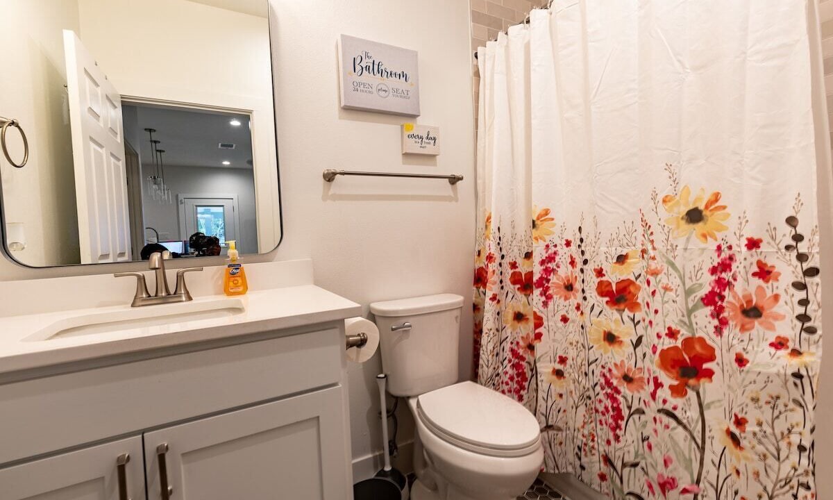 Photo of Bathroom in Montopolis