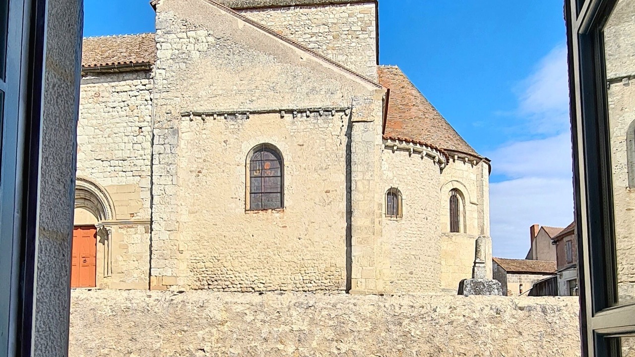 Photo of Others in Besson