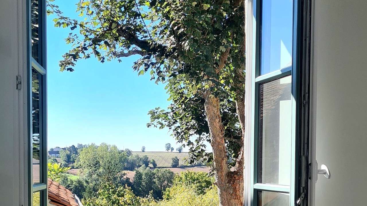 Photo of Others in Besson