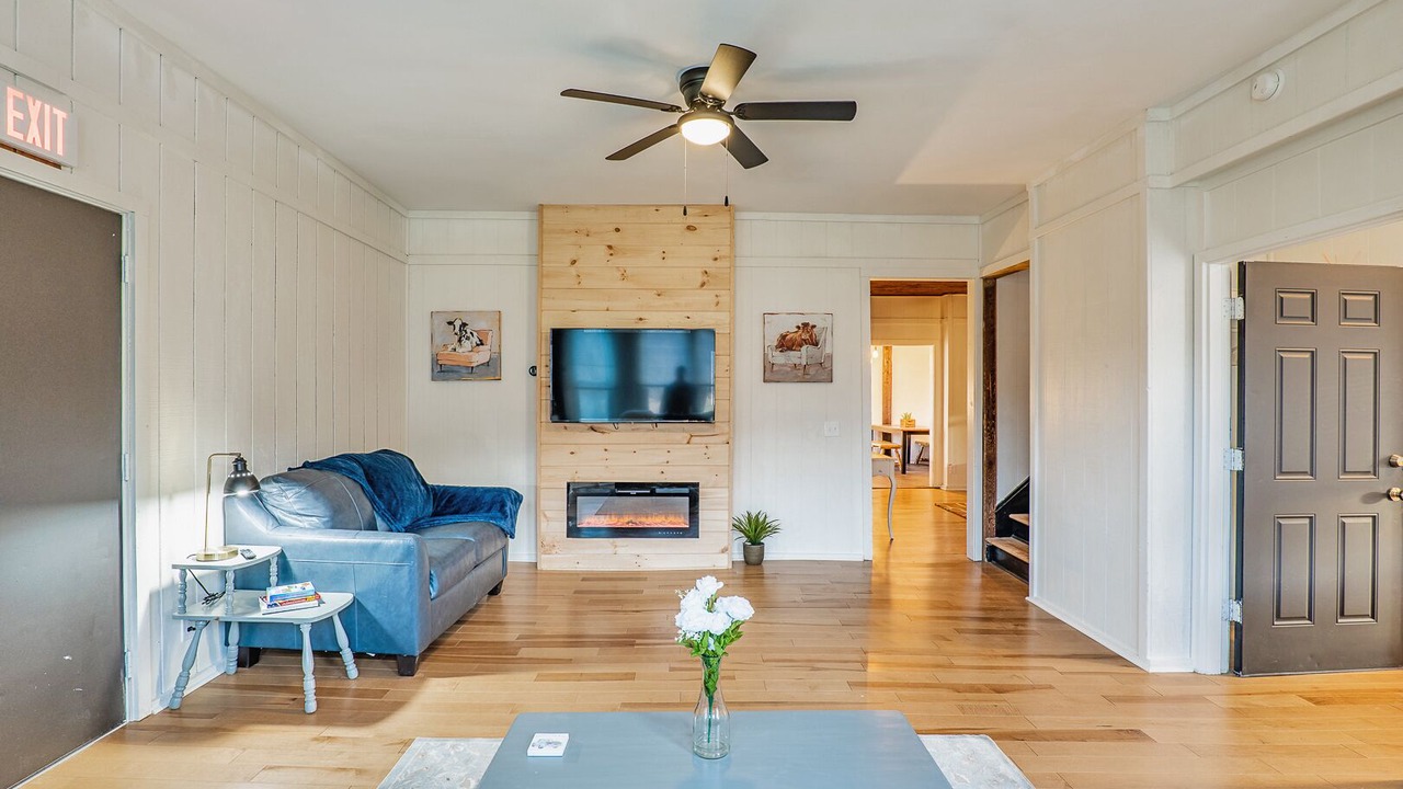 Photo of Livingroom in Bristol Hills
