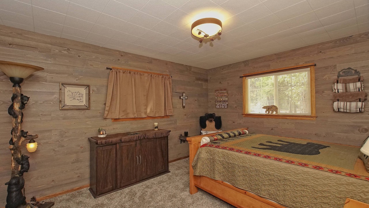 Photo of Bedroom in Shingletown