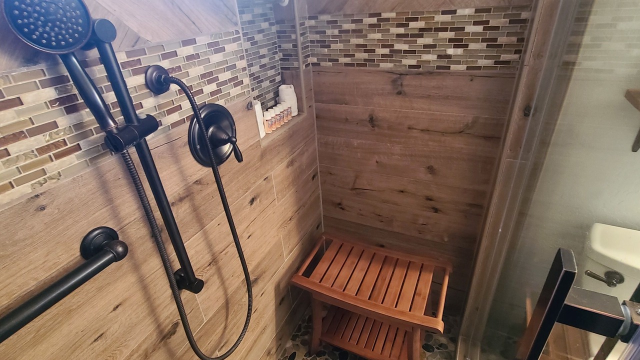Photo of Bathroom in Emperor Estates