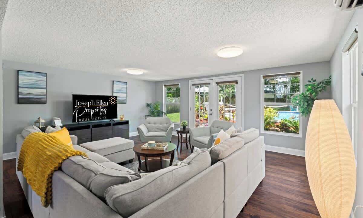 Photo of Livingroom in Jacksonville
