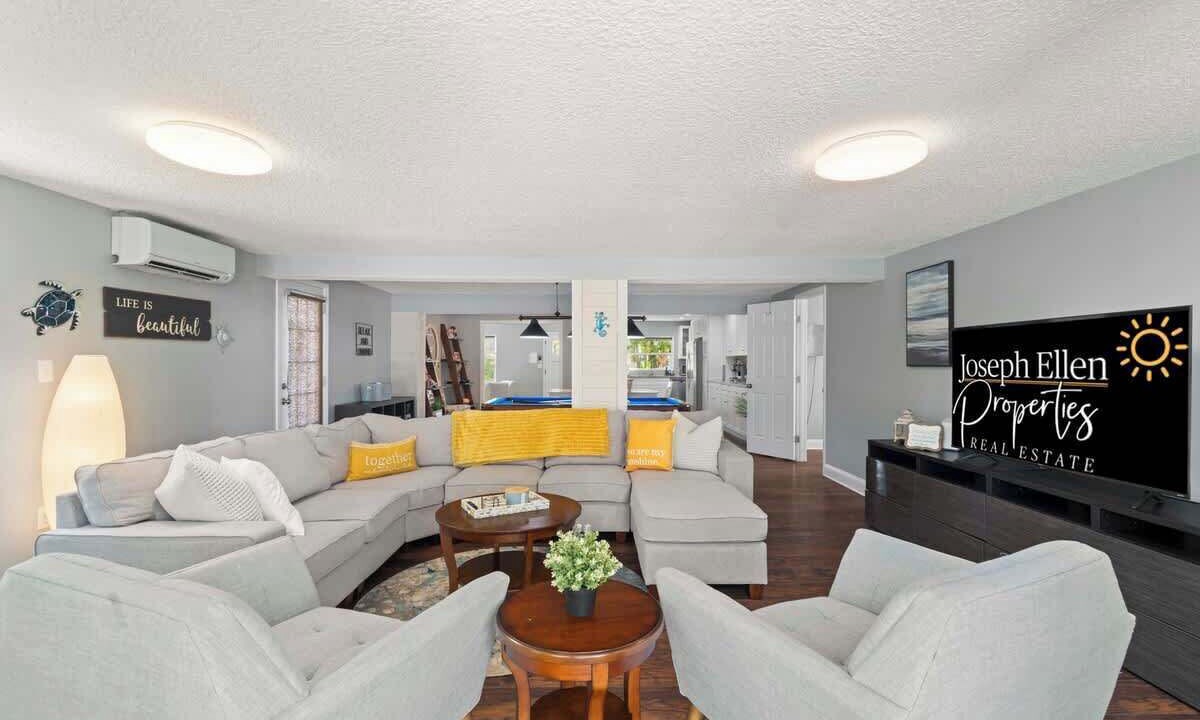 Photo of Livingroom in Jacksonville