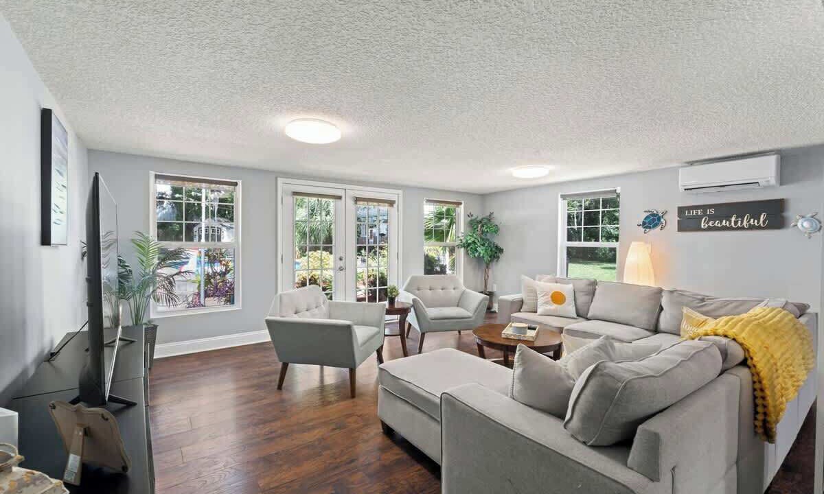 Photo of Livingroom in Jacksonville