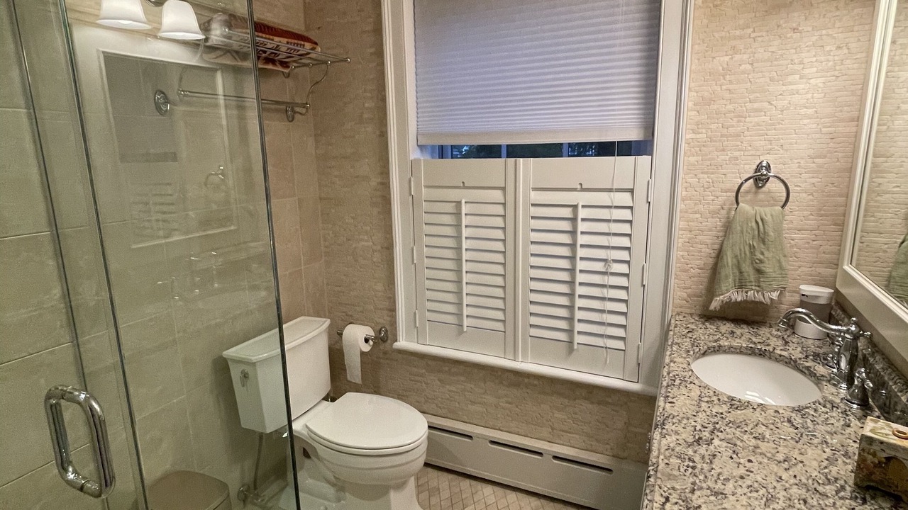 Photo of Bathroom in Buckingham Lake - Crestwood