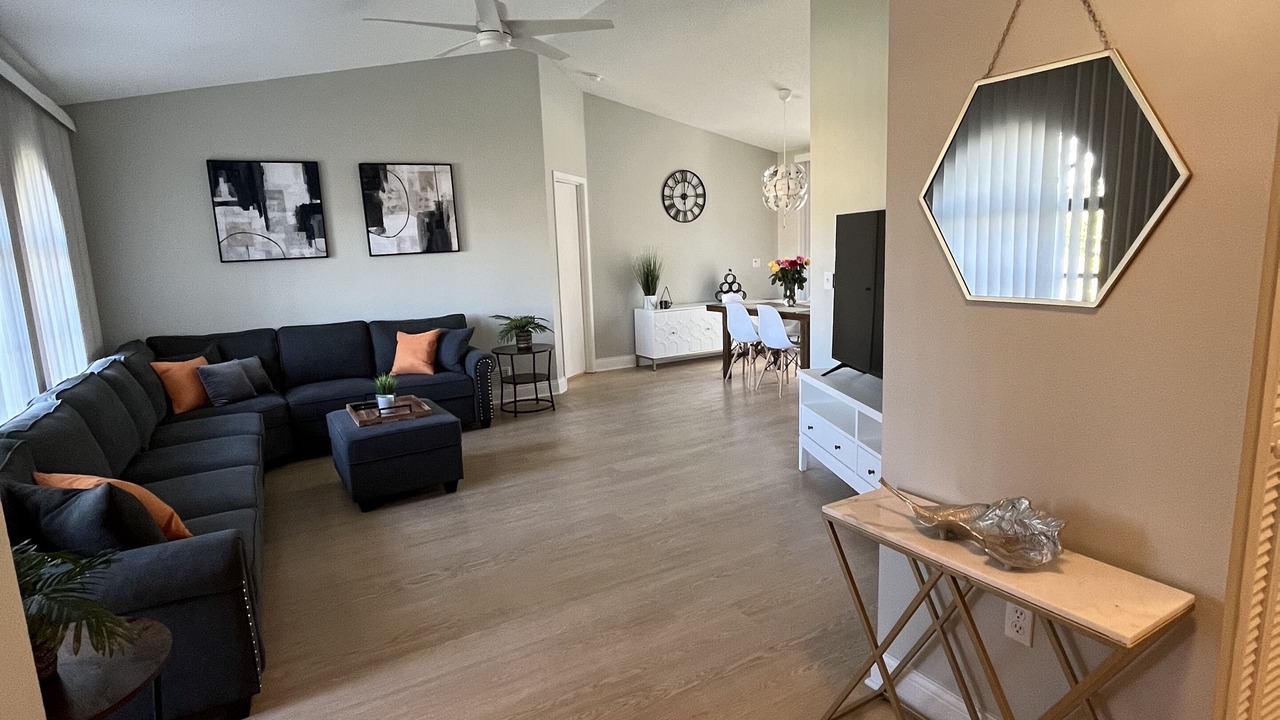 Photo of Livingroom in Englewood East