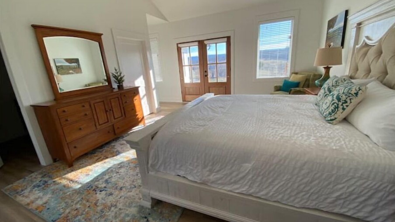 Photo of Bedroom in Broadway