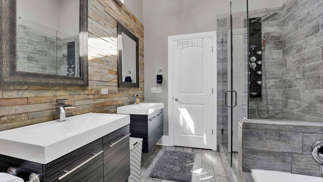 Photo of Bathroom in Grand Boulevard