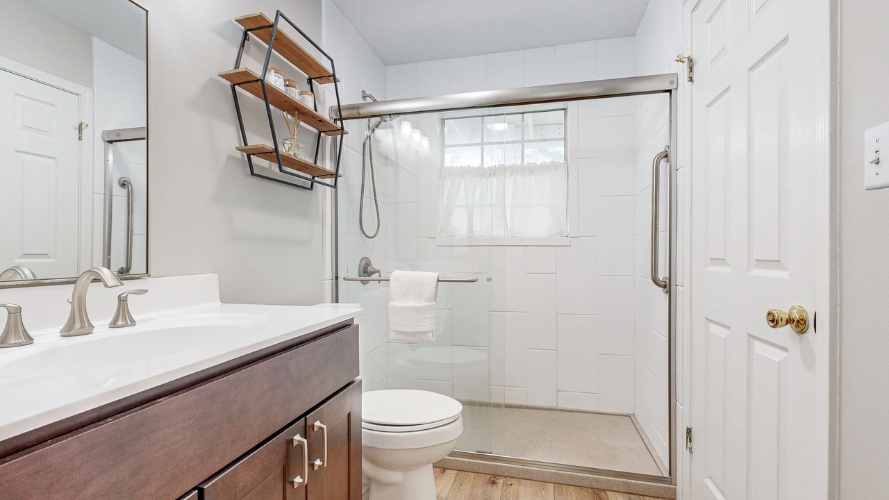 Photo of Bathroom in Clipper Cove