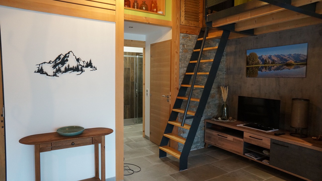 Photo of Others in Thones