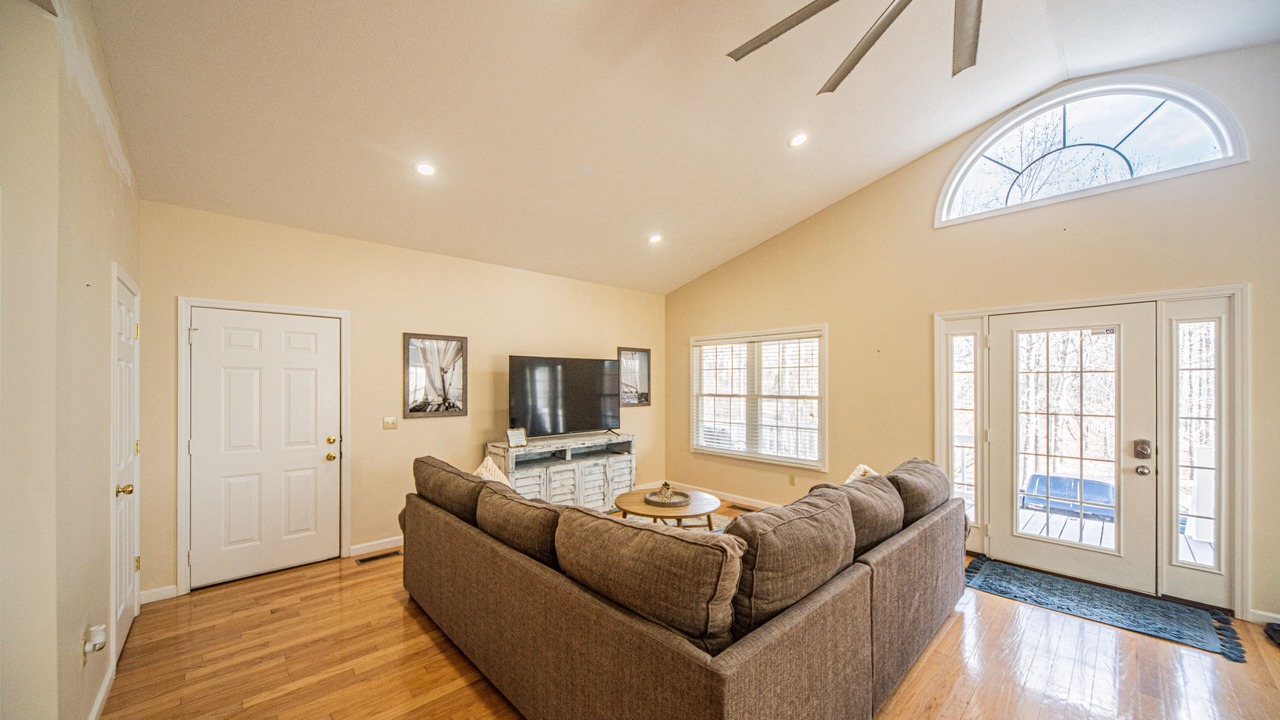 Photo of Livingroom in Grand Rivers